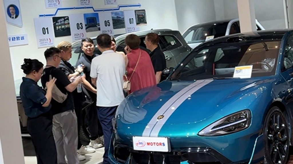 dgmotors staff explain Xiaomi SU7 Ultra to customers